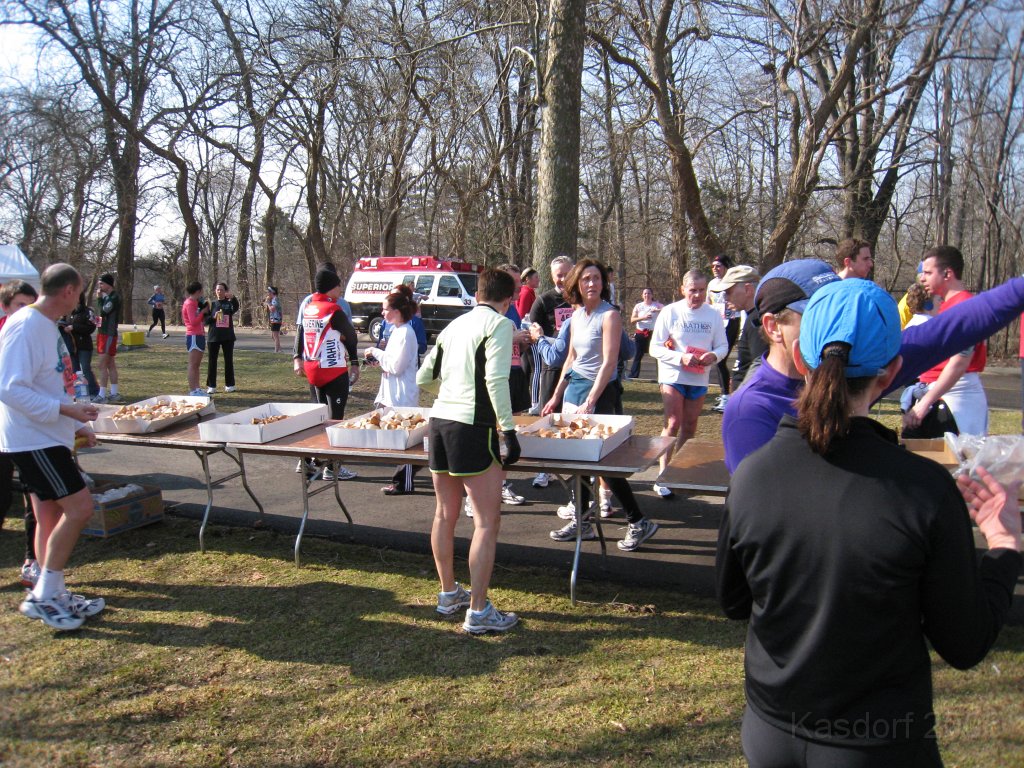 220 Martian10K_2008.jpg - Some carbs after the race, stuff bagels into the jaws.